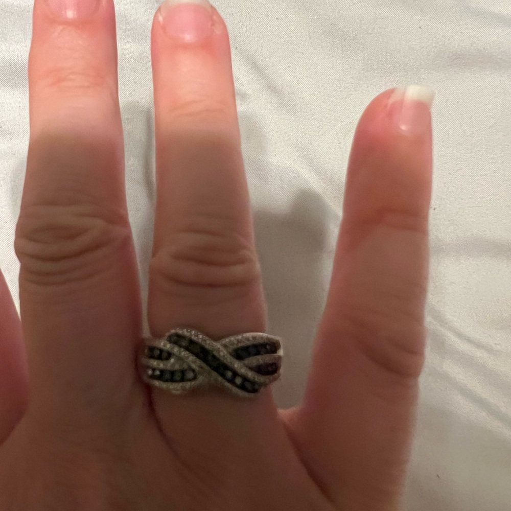 Elegant Silver and Black Diamond Women's Ring - Picture 4 of 5